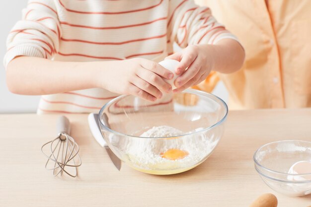 petit garçon, cuisson, gros plan