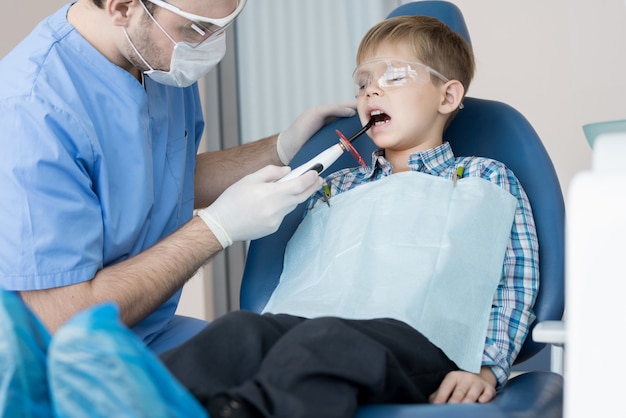 Petit garçon dans une clinique dentaire moderne