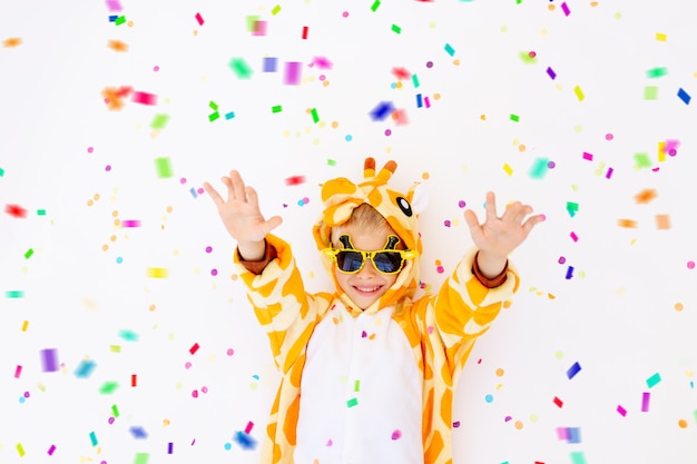 Petit garçon dans un costume drôle sur fond blanc isolé