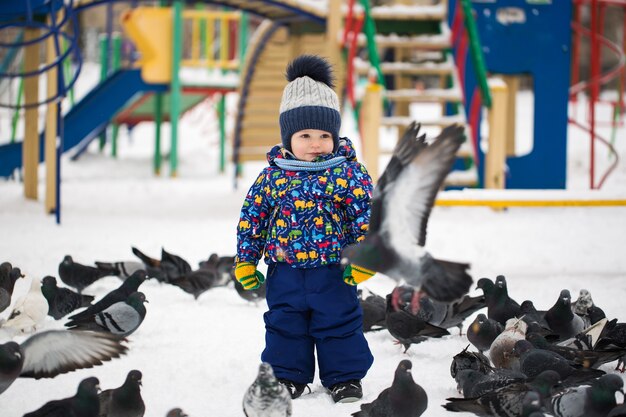 Un petit garçon dans la neige de l'hiver