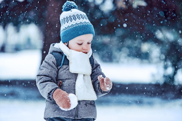 Un petit garçon dans la neige