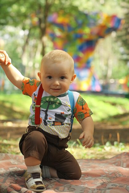 petit garçon dans le parc d'été