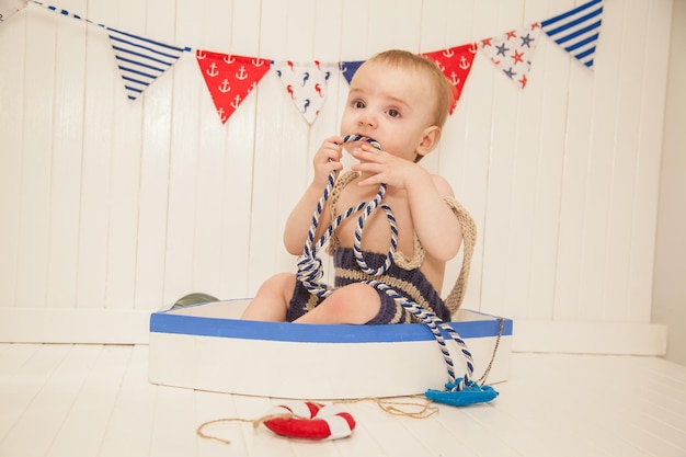 Petit garçon déguisé en pêcheur sur un bateau déguisement bébé halloween