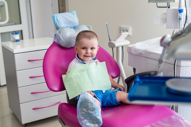 Petit garçon en dentisterie, assis dans une chaise