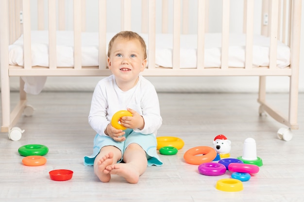 Petit garçon de deux ans jouant près de la crèche