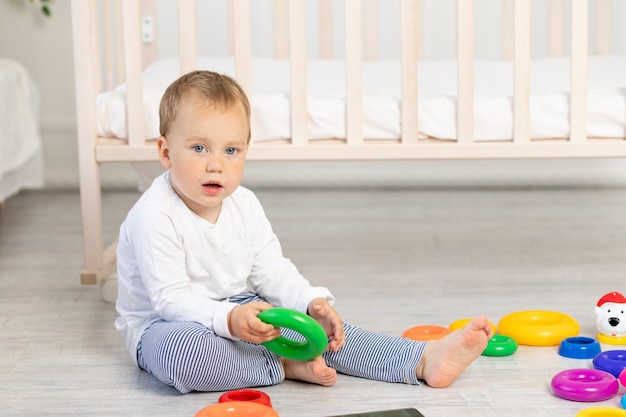 Petit garçon de deux ans jouant près de la crèche