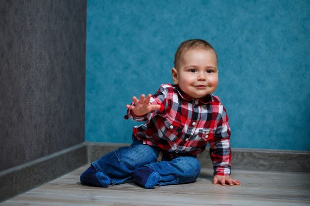 Petit garçon de dix mois dans une chemise et un jean