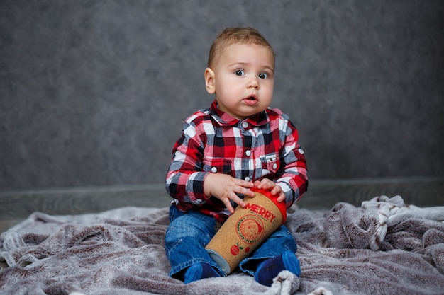 Petit garçon de dix mois dans une chemise et un jean