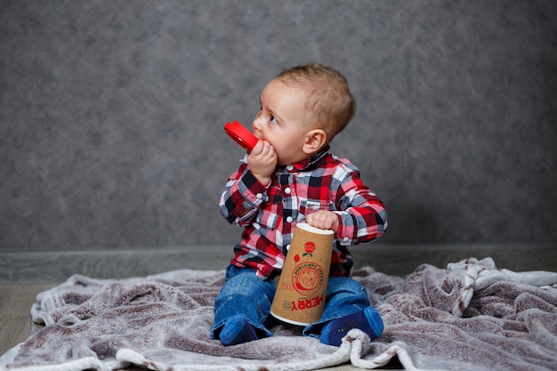 Petit garçon de dix mois dans une chemise et un jean