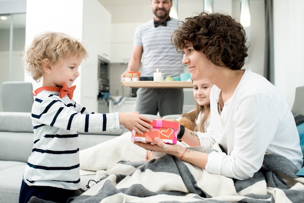 Petit Garçon Donnant Des Cadeaux Aux Parents