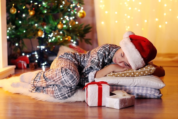 Petit garçon dormant près de la cheminée dans la chambre