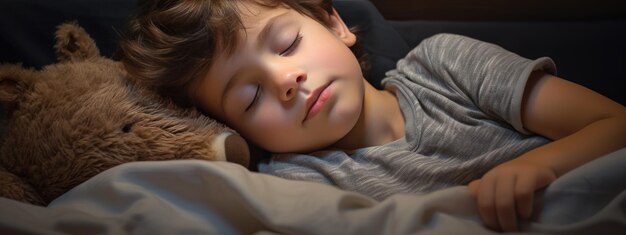 Le petit garçon dort dans un lit à la maison.