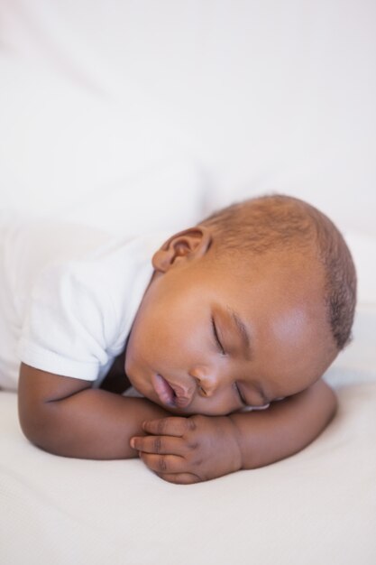 Petit garçon dort paisiblement sur un canapé