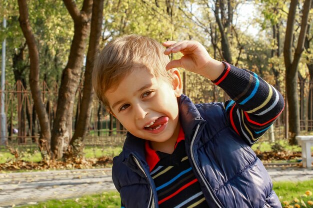 Petit garçon avec une drôle d'expression sur son visage