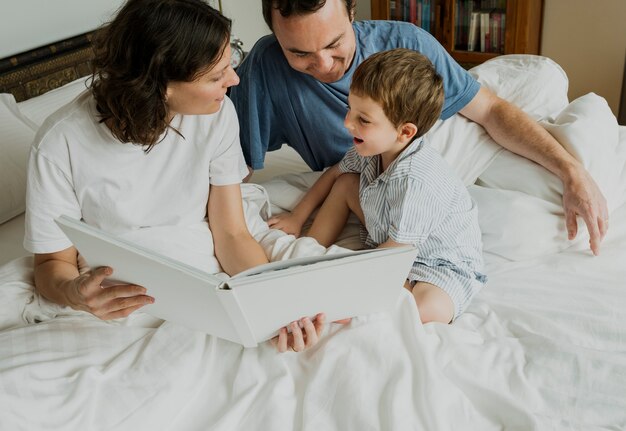 Petit garçon écoute une étude de lecture de maman avant de dormir