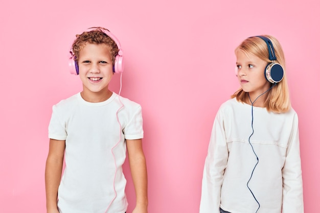 Un petit garçon élégant et une jolie fille jouent ensemble dans l'enfance.