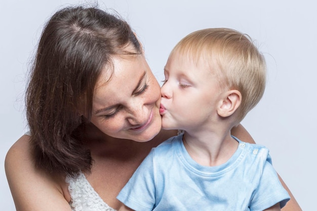 Petit garçon embrasse sa mère La famille câlins et bisous Amour et tendresse Gros plan