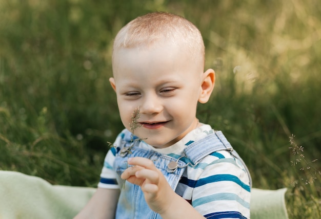 Petit garçon enfant dans la nature en été. Portrait