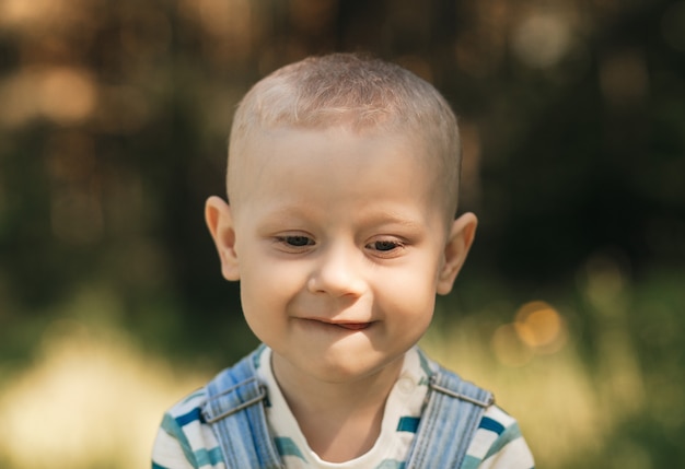 Petit garçon enfant dans la nature en été. Portrait