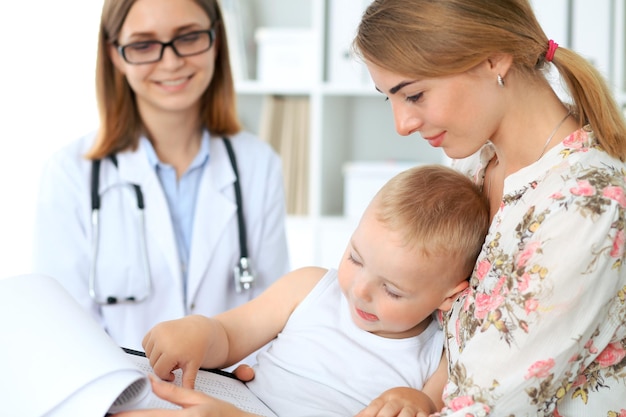 Petit garçon enfant avec sa mère après examen de santé au cabinet du médecin