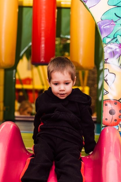 Le Petit Garçon Est Amusant à Jouer Dans La Salle De Jeux Pour