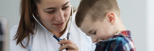 l petit garçon sur examen par un pédiatre