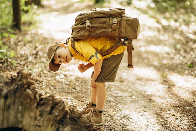 Petit garçon explorant les bois avec rucksuck