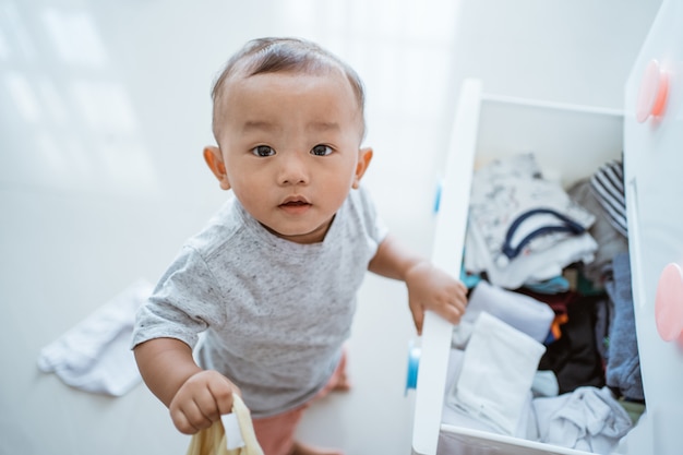 Petit garçon explorant sa chambre