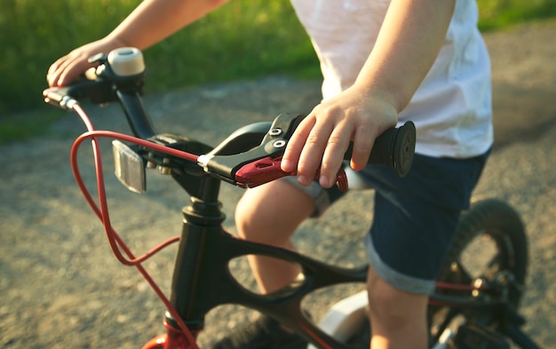 Petit garçon, faire du vélo