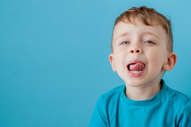 Petit garçon faisant des grimaces avec sa langue