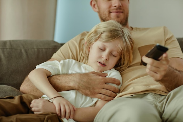 Petit garçon fatigué avec le père