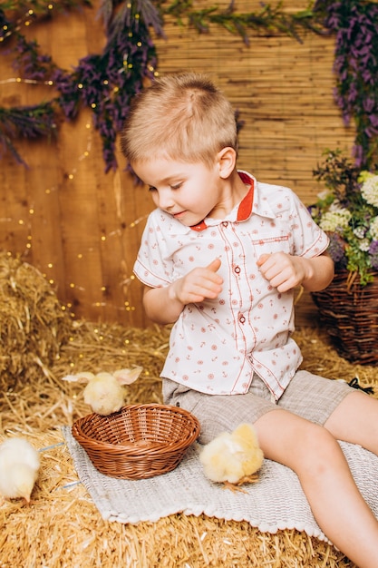 Un petit garçon à la ferme regarde les poulets