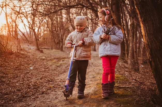 Petit garçon et une fille avec des branches de saule