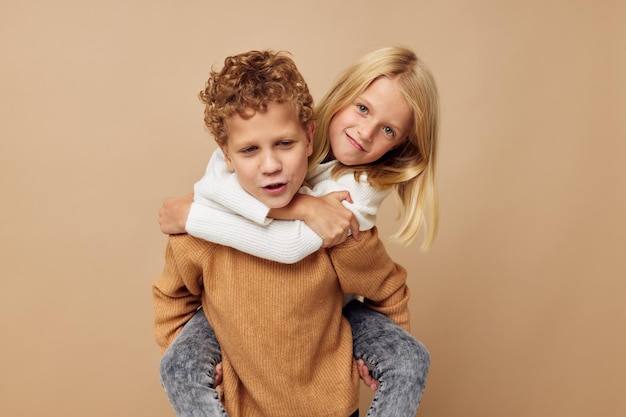 Petit garçon et fille debout à côté de poser des émotions fond isolé