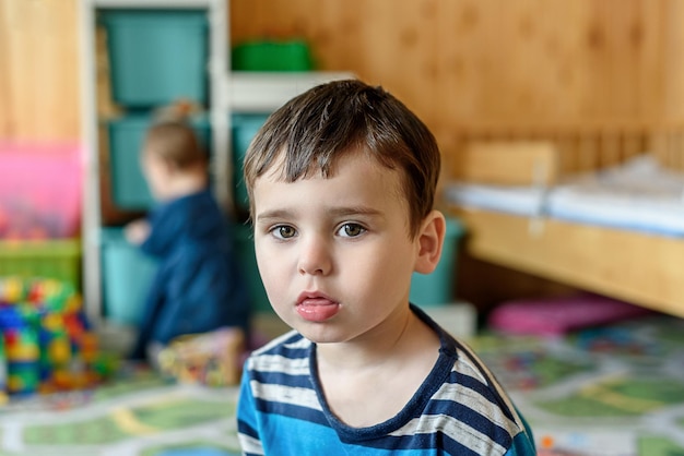 Petit garçon et fille jouant dans la crèche