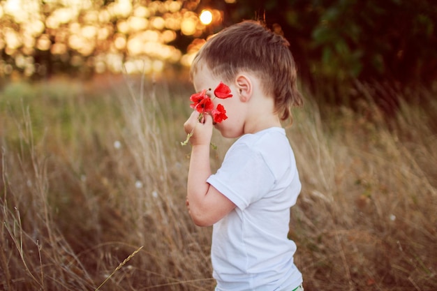 Petit garçon avec une fleur dans les mains