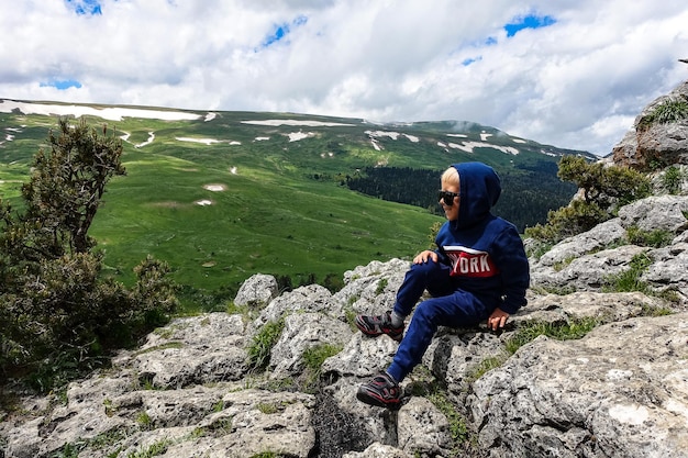 Un petit garçon sur le fond du plateau LagoNaki à Adygea Russie