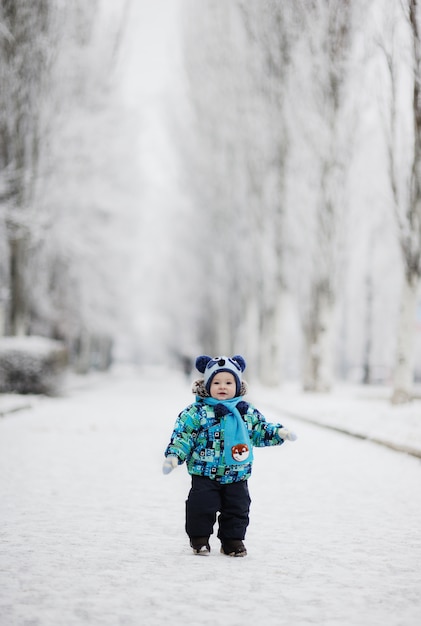 Petit garçon sur fond de neige