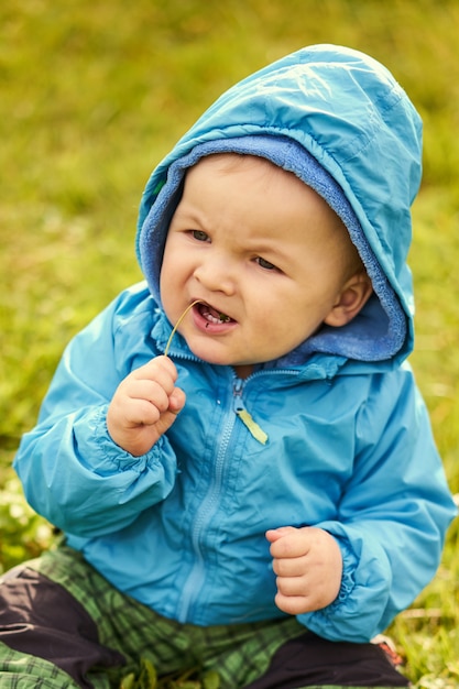 Petit garçon en herbe