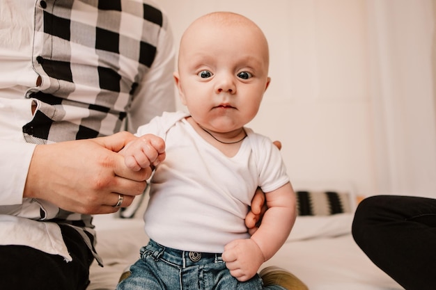 Petit garçon heureux drôle souriant enfant riant enfant mignon bébé jouant avec les parents, rampant