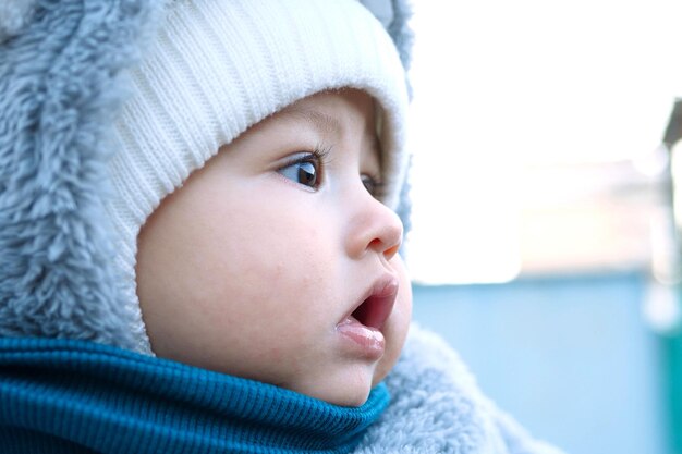 Un petit garçon heureux en plein air en hiver Un mignon tout-petit en vêtements d'hiver Un enfant qui s'amuse dans un jour froid Une promenade d'hiver en plein air