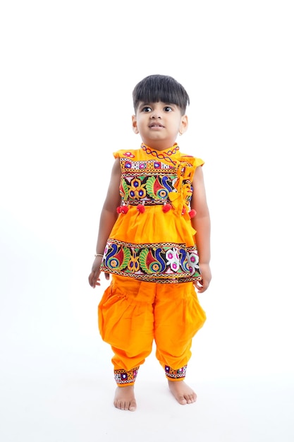 Petit garçon indien affichant des costumes indiens traditionnels portés pendant le festival hindou de Navratri dans l'état du Gujarat Inde blanc isolé