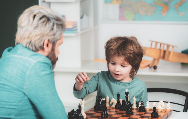 Petit garçon intelligent pensant au succès des échecs aux échecs et reconquérir le retour à l'école