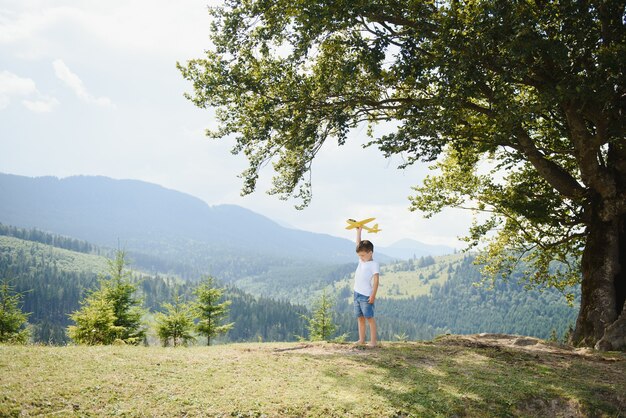 Petit garçon jouant avec un avion jouet