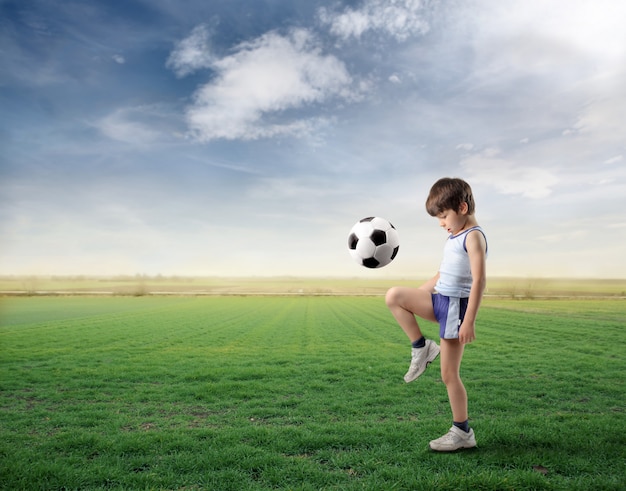 Petit garçon jouant avec un ballon de foot