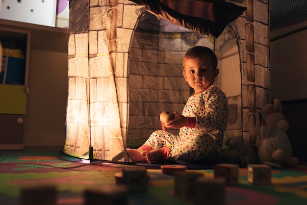 Petit garçon jouant dans le jouet du château à la maison. Concept de l'enfance.