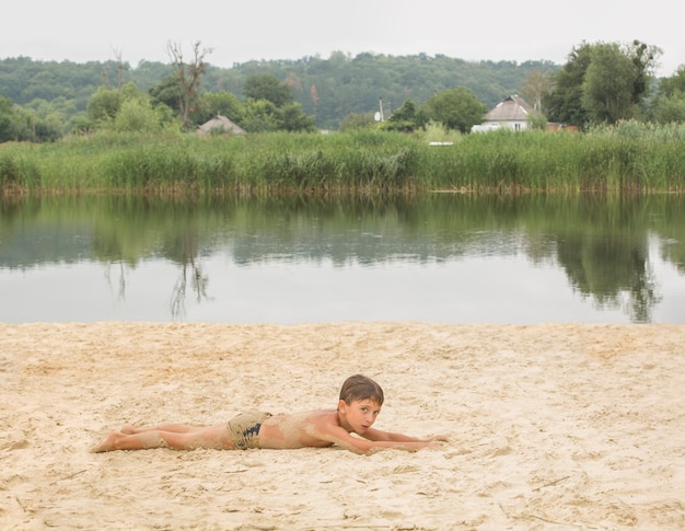 Petit garçon jouant dans le sable