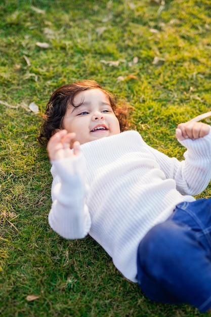 Petit garçon jouant sur l'herbe