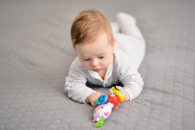 Petit garçon jouant avec des jouets à l'intérieur à la maison