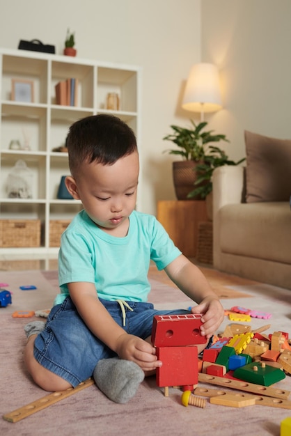 Petit garçon jouant avec des jouets